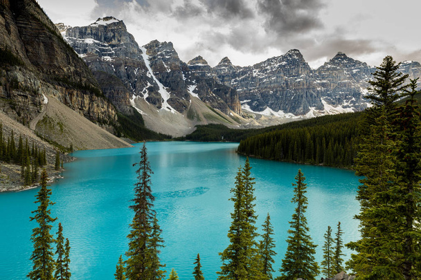 Λίμνη Μορέν στο Εθνικό Πάρκο Μπανφ του Καναδά Αλμπέρτα - Φωτογραφία, εικόνα