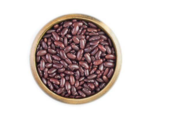 červené fazole v dřevěné misce izolované na bílém pozadí. pohled shora  - Fotografie, Obrázek