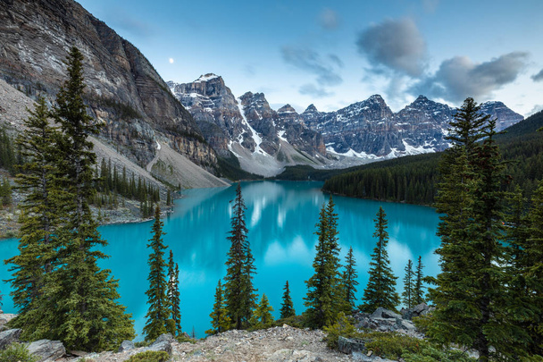 Λίμνη Μορέν στο Εθνικό Πάρκο Μπανφ του Καναδά Αλμπέρτα - Φωτογραφία, εικόνα