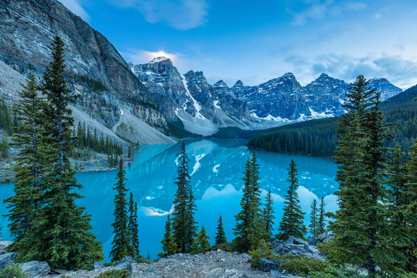 Jezioro Moraine w Parku Narodowym Banff w Kanadzie Alberta - Zdjęcie, obraz