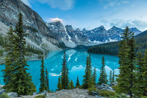 Jezioro Moraine w Parku Narodowym Banff w Kanadzie Alberta - Zdjęcie, obraz
