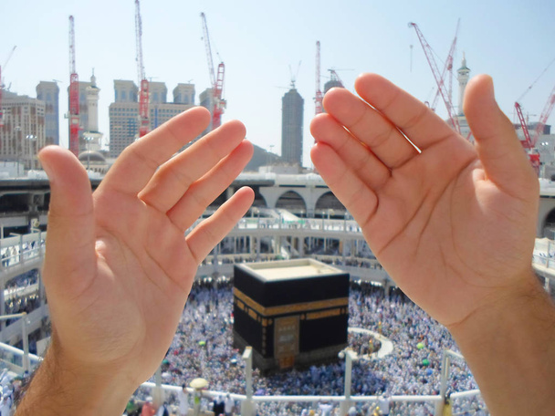 Mecca, Saudi Arabia (08/30/2018) : praying hands of a hajj pilgrim in front of the Kaaba in Masjidil Haram during hajj session. - Фото, зображення