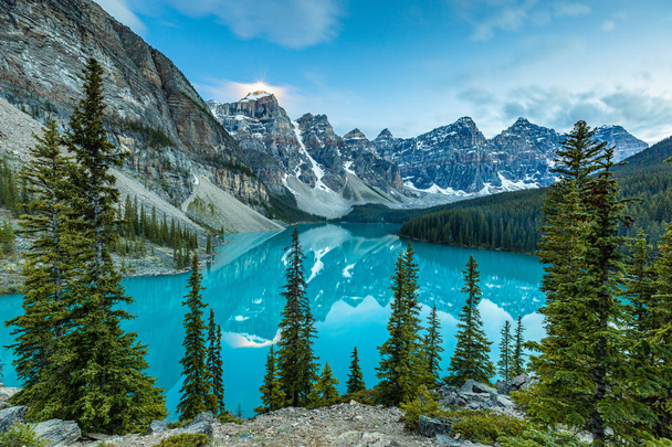 Озеро Морейн в національному парку Банфф в Канаді Альберта - Фото, зображення