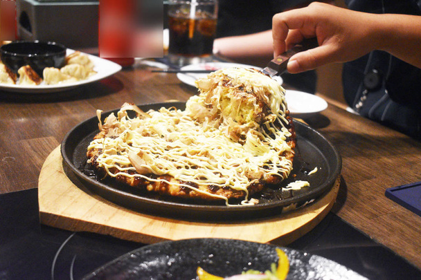 Tradition japonaise Okonomiyaki Pizza sur table en bois
  - Photo, image