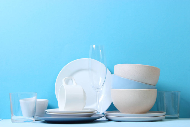 Um conjunto de pratos e utensílios de cozinha em um fundo colorido. - Foto, Imagem