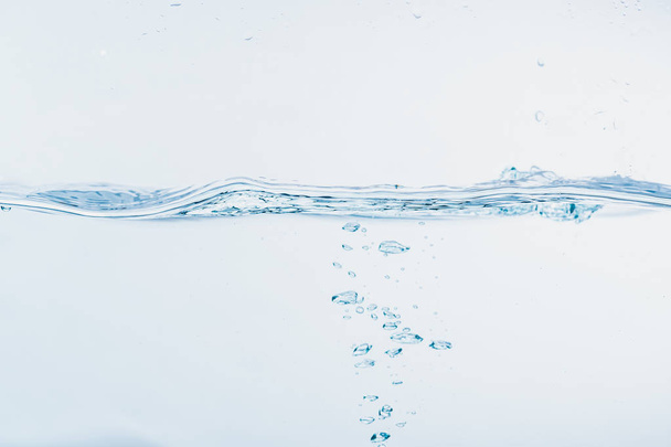 Vodní stříknutí blízko šplouchání vodotvorného tvaru izolované na bílém pozadí. - Fotografie, Obrázek