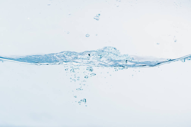 Water splash close-up van splash van water vormen vorm geïsoleerd op witte achtergrond. - Foto, afbeelding