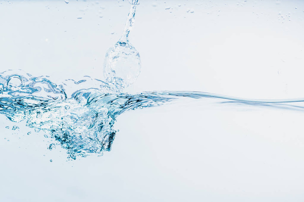 Water splash close-up van splash van water vormen vorm geïsoleerd op witte achtergrond. - Foto, afbeelding
