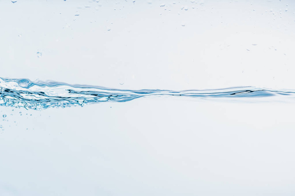 Woda rozpryskania bliska Splash wody tworząc kształt izolowane na białym tle. - Zdjęcie, obraz