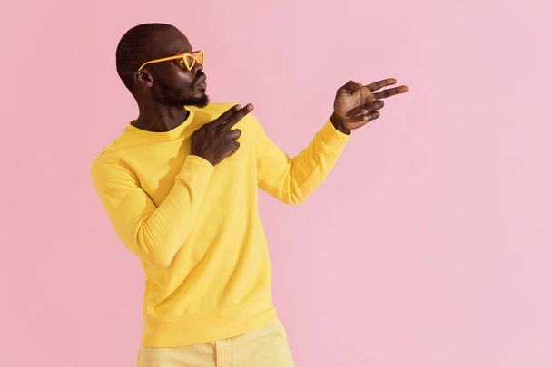 Fashion. Black man in stylish sunglasses and clothes portrait - Fotó, kép