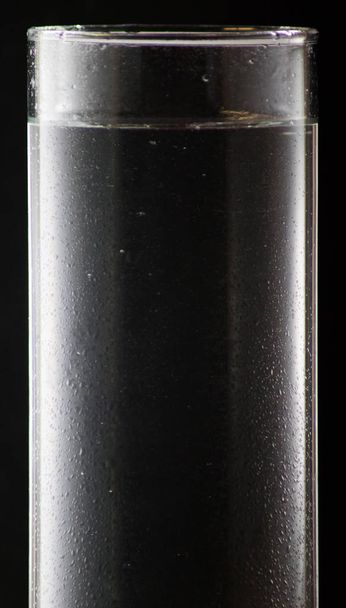 water in a glass on a black background - Фото, зображення