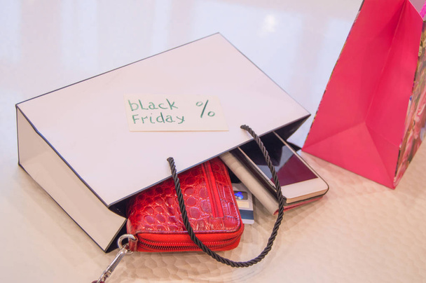 Online-Shopping-Konzept mit Smartphone und Kreditkarte, Black Friday Sale, Weihnachtsgeschenkeshopping - Foto, Bild