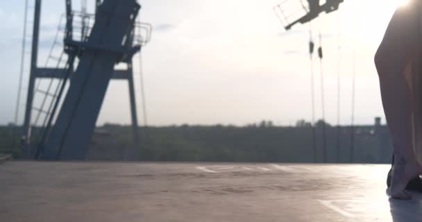 Schöne Bewegung der Beine einer Ballerina, Tänzerin, Gymnastik bei Sonnenuntergang - Filmmaterial, Video