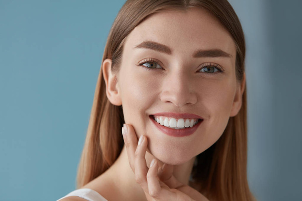 Beauty portrait of smiling woman with white teeth smile - Zdjęcie, obraz
