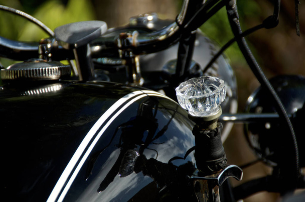 vintage motosiklet üzerinde kristal kapı kolu kaydırıcısı - Fotoğraf, Görsel
