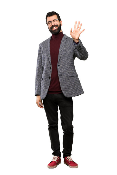 Hombre guapo con gafas saludando con la mano con expresión feliz sobre fondo blanco aislado
 - Foto, imagen