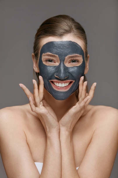 Beauty face skin care. Woman with cosmetic spa facial mask - Fotoğraf, Görsel