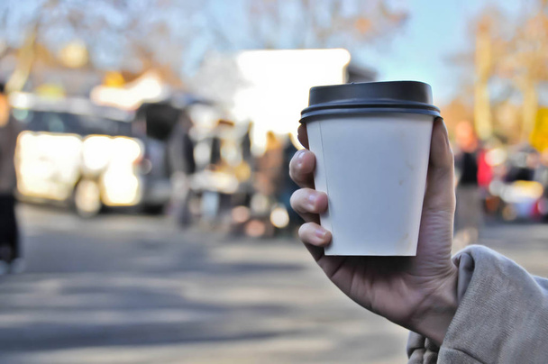 Tire o papel branco quente xícara de café com mão direita segurando
 - Foto, Imagem