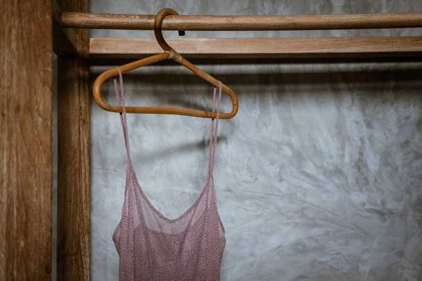 Boho sikkes nyitott fa ruházati rack - Fotó, kép