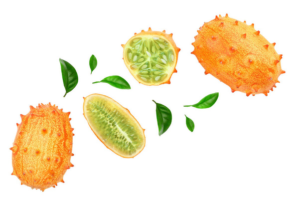 Kiwano oder gehörnte Melone mit Blättern isoliert auf weißem Hintergrund mit Kopierraum für Ihren Text. Ansicht von oben. flache Lage. - Foto, Bild