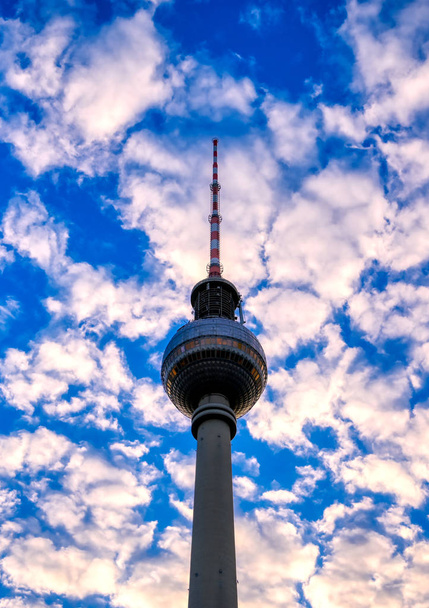 Uitzicht op de televisietoren (Fernsehturm) over de stad Berlijn, Duitsland bij zonsondergang. - Foto, afbeelding