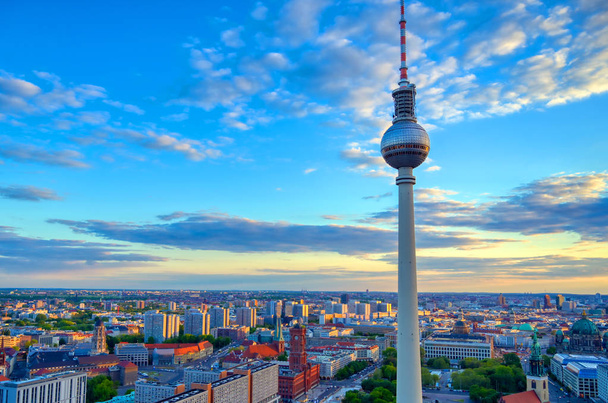 Gün batımında Berlin, Almanya'nın üzerinde televizyon kulesi (Fernsehturm) manzarası. - Fotoğraf, Görsel