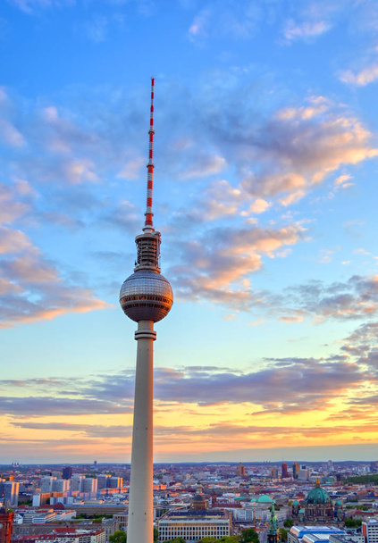 Widok na wieżę telewizyjną (Fernsehturm) nad miastem Berlin, Niemcy o zachodzie słońca. - Zdjęcie, obraz
