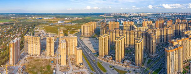 Luchtfoto panoramische grote woonwijk met multi-Storey residentiële complexen, weg van het industriële gebied van de stad en de lucht. - Foto, afbeelding