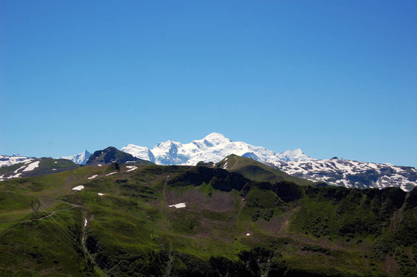 Мон-Блан и пейзаж с заснеженными горами во французских Альпах
. - Фото, изображение