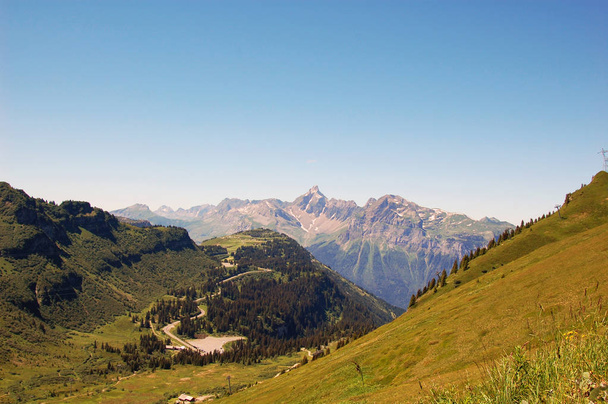 Альпийская долина и ландшафт с заснеженными горами во французских Альпах
. - Фото, изображение