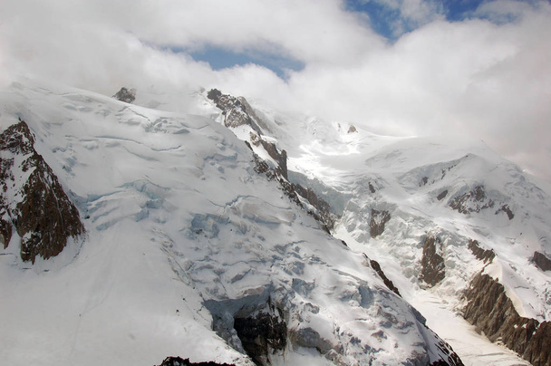 Ośnieżone alpejskie szczyty w Alpach Francuskich. - Zdjęcie, obraz