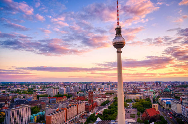 Una vista de la torre de televisión (Fernsehturm) sobre la ciudad de Berlín, Alemania al atardecer
. - Foto, imagen