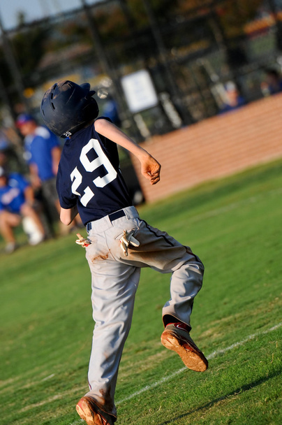 Teen baseballový hráč běží základny  - Fotografie, Obrázek
