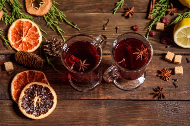 Christmas hot mulled wine with cinnamon cardamom and anise on wooden background - Foto, immagini