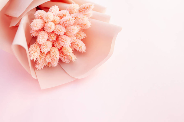 Beautiful bouquet of dry pink flowers on a wooden white background. Minimalism, space for text. Gift Card - Foto, imagen