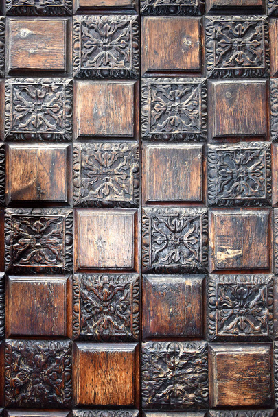 panel tallado en madera muy antigua con patrón, trabajo a mano
 - Foto, Imagen