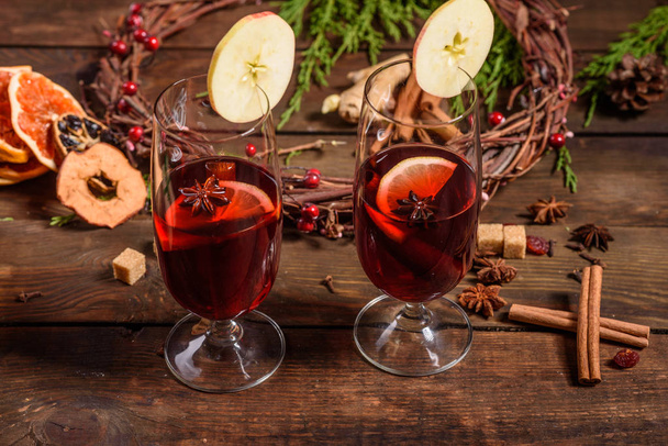 Boże Narodzenie gorące grzane wino z kardamonu cynamonu i anyżu na drewnianym tle - Zdjęcie, obraz