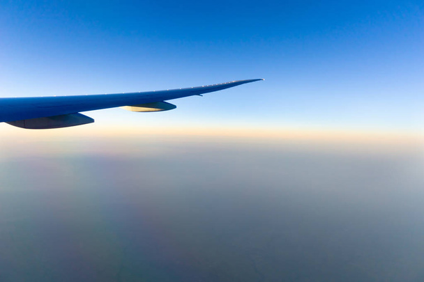 Reizen met luchtvervoer vliegtuig vleugel - Foto, afbeelding