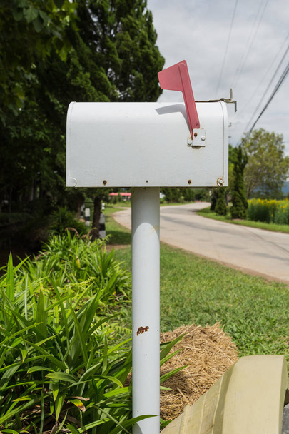 білий поштової скриньки в передній частині будинку. - Фото, зображення