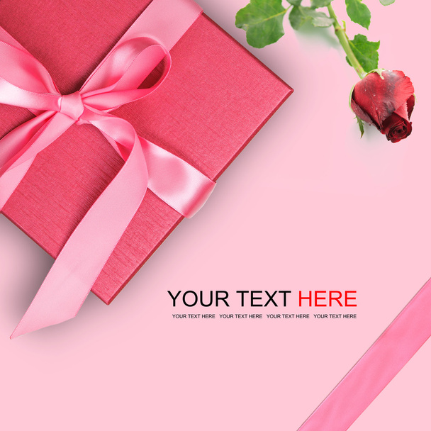Caja de regalo roja con rosa roja
 - Foto, imagen