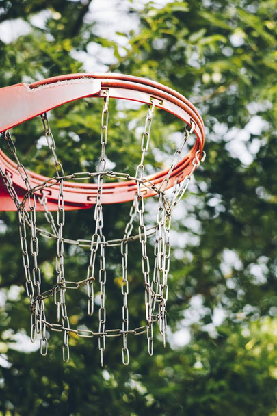 Vertical close shot of a basketball hoop with a blurred background - Valokuva, kuva