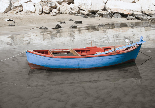 Bateau de pêche sur le rivage de la plage de sable
. - Photo, image