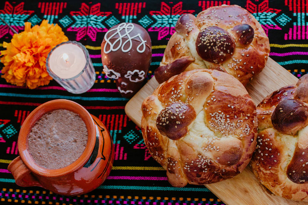 pan de muerto, mexikanisches süßes Brot am Tag der Totenfeier in Mexiko - Foto, Bild