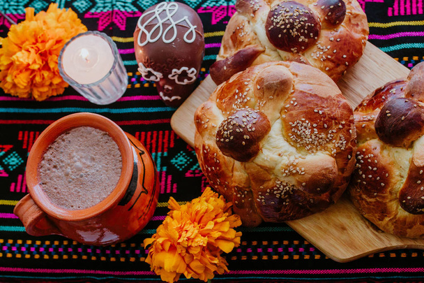 Пан де Муэрто, мексиканский сладкий хлеб в День Мертвых в Мексике
 - Фото, изображение