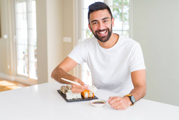 Красивий чоловік посміхається щасливий насолоджуючись їжею свіжий барвистий азіатський
  - Фото, зображення