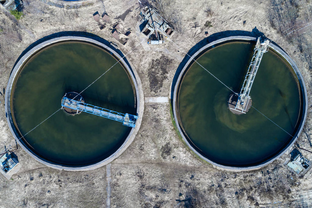 Vista aérea de los tanques de depuración de aguas residuales
 - Foto, imagen