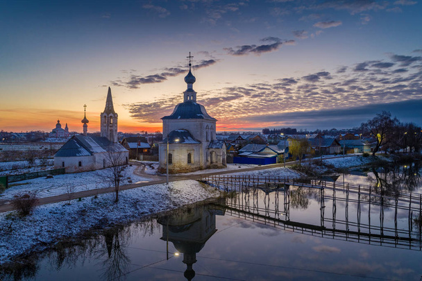 Rosyjskie miasto Suzdal na zimowy zachód słońca - Zdjęcie, obraz