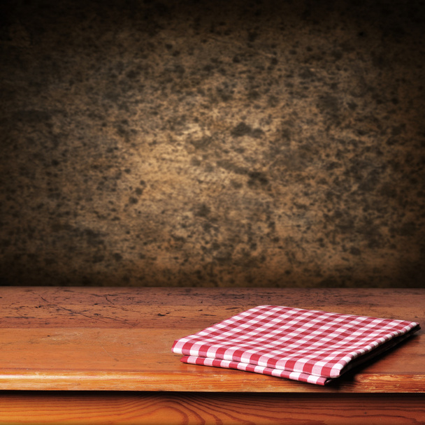 Деревянный стол с текстильной салфеткой
 - Фото, изображение