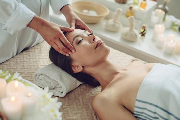 Mulher relaxante com uma massagem em um centro de spa - Foto, Imagem
