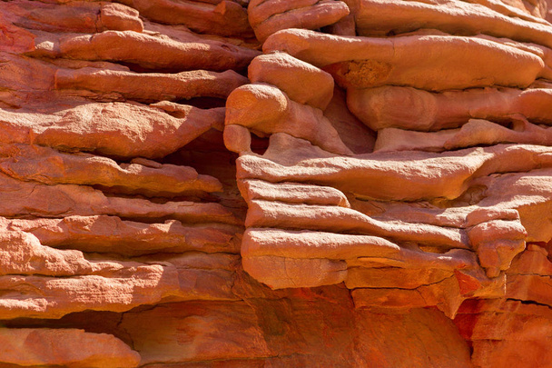 Rocce desertiche di sfondo arenaria multicolore. Il Canyon colorato è una formazione rocciosa nella penisola del Sinai meridionale (Egitto)
.  - Foto, immagini